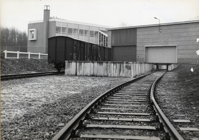 169100 Gezicht op de spooraansluiting van de papierfabriek De Hoop te Eerbeek.